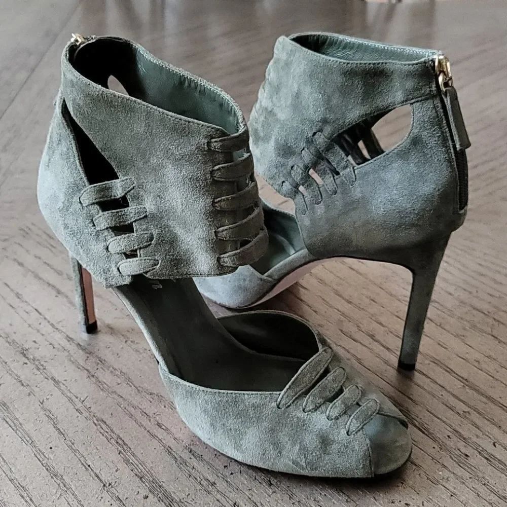 Olive green suede size 7 heels Vero cuoio New
